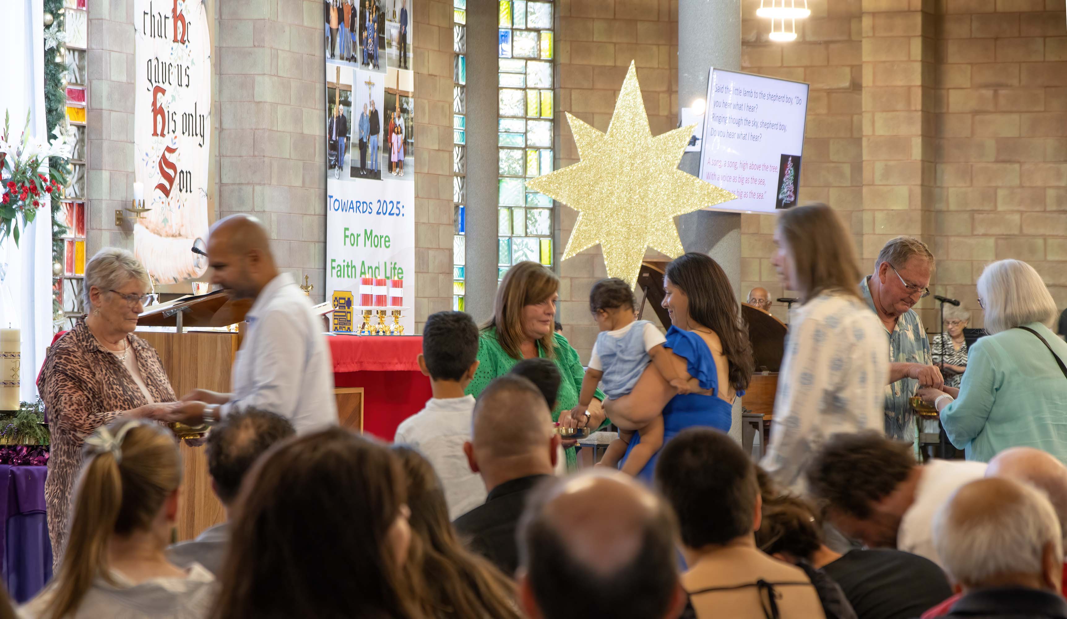Christmas Family Mass 24 December - Photo 8